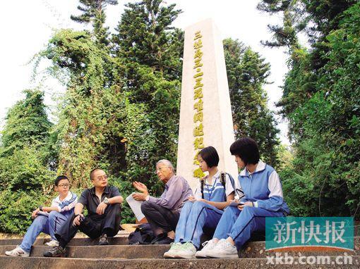 刘昌言(左二)带领学生在三灶万人坟听当地老人讲述当年的情况。
