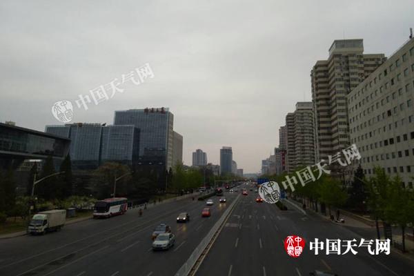 4月7日，北京天空阴沉。