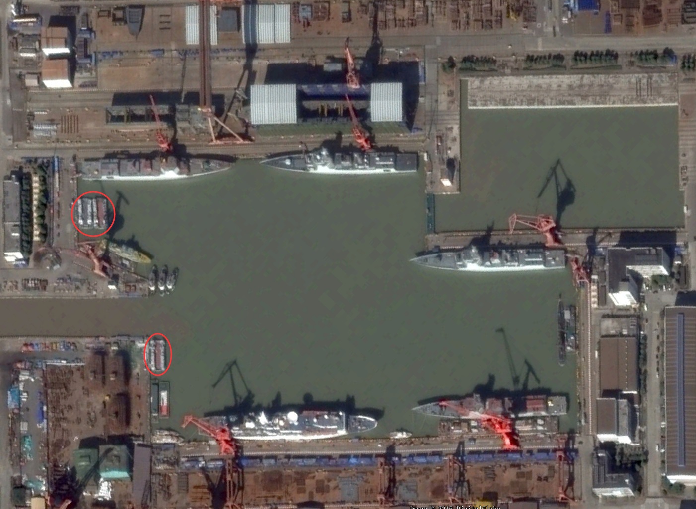 上图为2016年12月的卫星图片，下图为2017年2月的 卫星图片，均为位于某岛的某厂，图中红圈内为726型气垫登陆艇