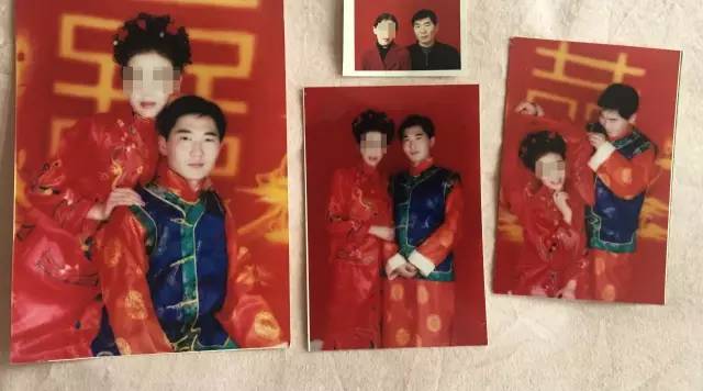 2017年3月25日，金柱家人展示的金柱和红梅的结婚照片。新京报首席记者 陈杰 摄