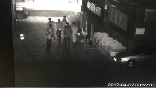 北京一号贩子在医改展板上“打广告”，凌晨被抓并移送公安