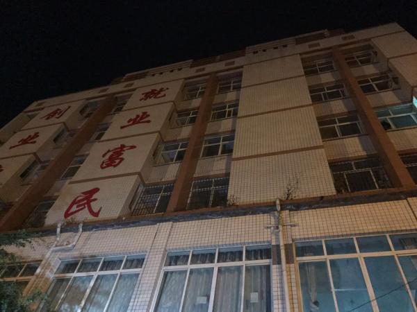 “业”字右边第二个窗户系赵某宿舍的窗户。澎湃新闻记者 邢丙银 图