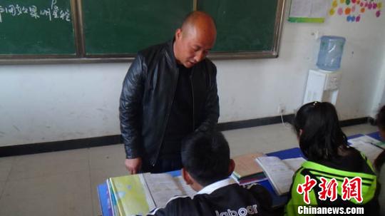 4月6日，甘肃合水县太白镇九年制学校物理老师陈兰甲正在为学生上课，他所教的物理课学生成绩在合水县名列第一。 王维 摄