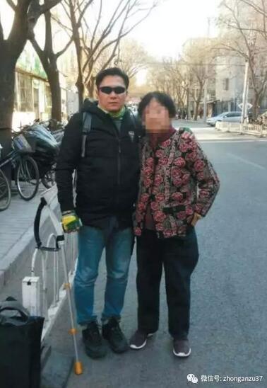 一个月前，郭利与母亲在北京合影。 受访者供图
