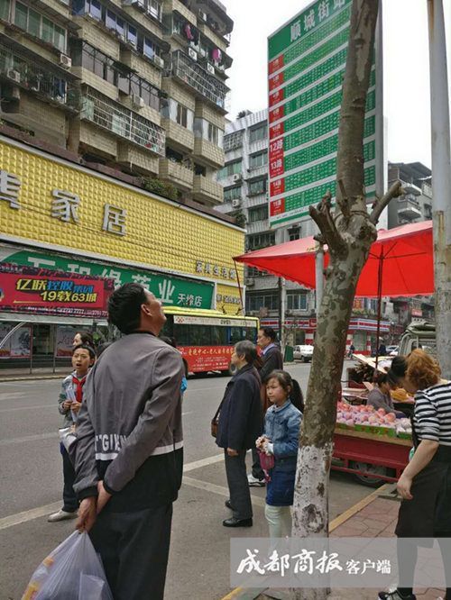在简阳市区,记者也见到了网友吐槽的公交站牌。与前述站牌不同的是,这种站牌相对要低一些,不过也都保持在2.5米上下,“张垭口站”站牌最高处即为2.51米。