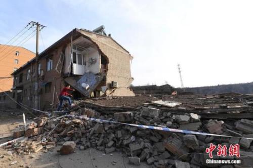 山西省临汾市浮山县民房爆炸现场一片狼藉。韦亮 摄