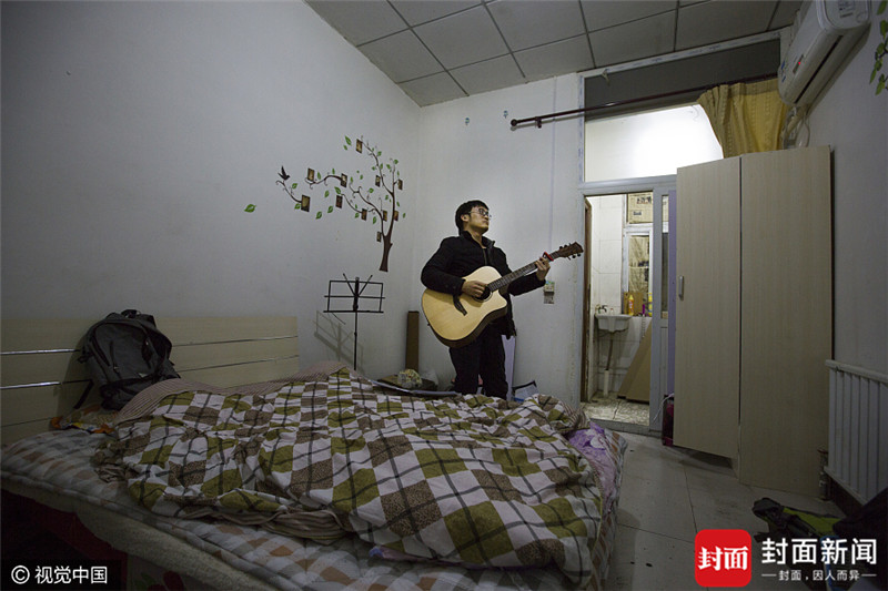 2017年3月26日，北京，周围，今年28岁，湖北钟祥人，来北京有两年时间，现在是一名程序员，月薪12000元。目前居住在海淀区西北旺附近的自建公寓，月租1400元。他来北京换过几次房子，有的网上租房照片跟实际差很多，通过同事介绍，才找到现在的住所。一个人在北京生活很孤单，周围下班后就在房间内弹吉他，打发时光。