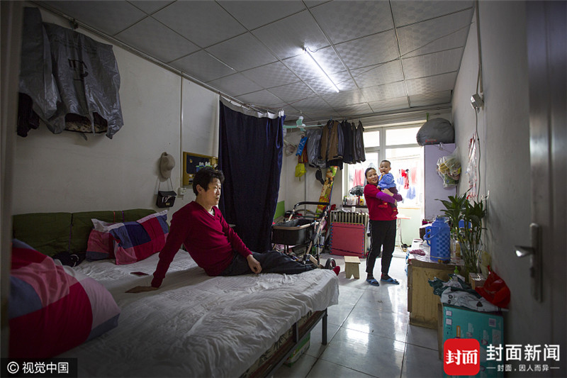 2017年4月2日，北京，54岁的杨万平（左一）来自安徽芜湖，3月份刚和妻子从上海来到北京，为了照顾不满1岁的孙子，和儿子夫妇俩一家五口人居住在大红门东门里小区的一个房间里，仅用帘子遮挡，房租1600元//月。儿子是水电维修工，儿媳妇是服装店员，年轻夫妻月收入6000元刚刚够整个家庭的每月开销。等孩子到了上学的年龄，他们就回老家，过安稳的日子。