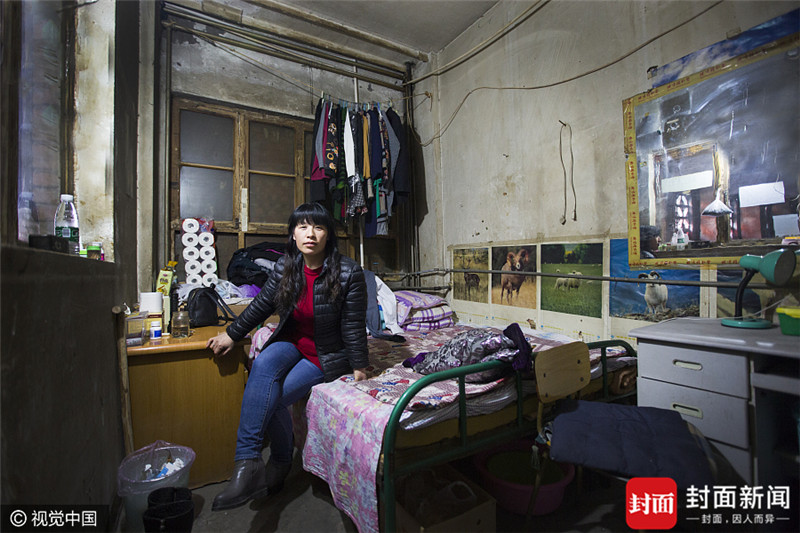 2017年4月2日，北京，李娜，今年43岁，来自河北义县。2005年来到北京，现在是一名液化气灌装厂的工人，目前居住在大红门东门里小区车库的平房里。除了每天上班，李娜还要负责小区内的夜间车辆看守工作，每月总收入3500元。十二年来，李娜觉得北京住房压力不断上升，刚来北京时，住在久敬庄附近，每月房租才300元两大间，之后搬到角门西，房租涨到1500元。