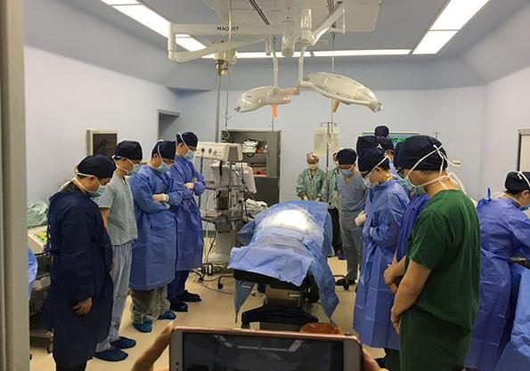 4月3日下午，医务人员、器官捐献协调员等在上海市第一人民医院宝山分院手术室内，集体向器官捐献者小周默哀送别。医院供图
