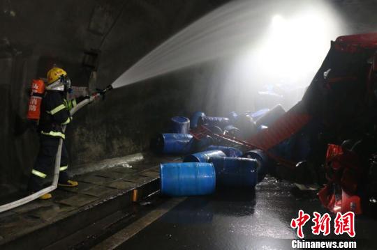 沈海高速发生两货车追尾多桶醋酸跌落并泄漏 ，福州消防紧急处置。 余承良 摄