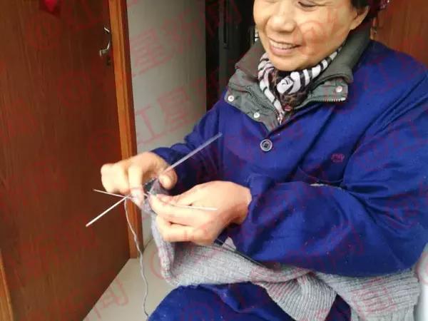 吴阿姨在织毛衣，这是镇上很多陪读母亲的唯一消遣