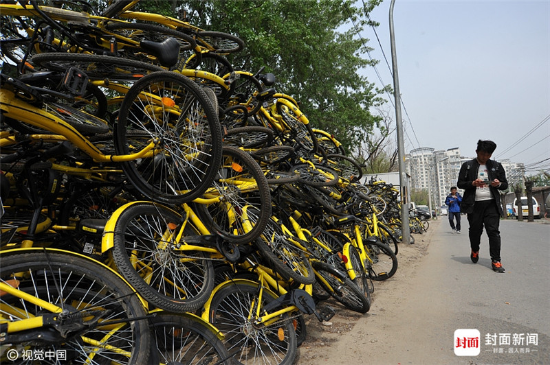 2017年4月10日，北京朝阳区南十里居的ofo共享单车维修点，数以千计等待维修的ofo“小黄车”被堆放在路边，里三层外三层，成了一道绵延近300米的“自行车长城”。图/视觉中国
