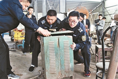 济南市环保、城管联合执法人员在涉事公司查封设备 供图/新华社