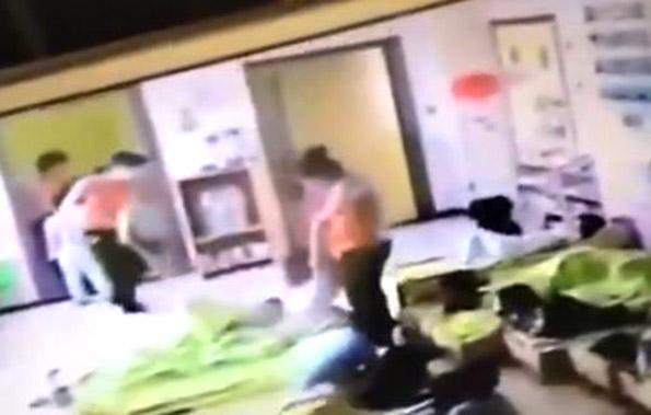 在一段网络视频中，一名幼儿园老师将一名小女孩拉扯起来并推倒，随后小女孩躺倒被子里，疑似是午休时间。