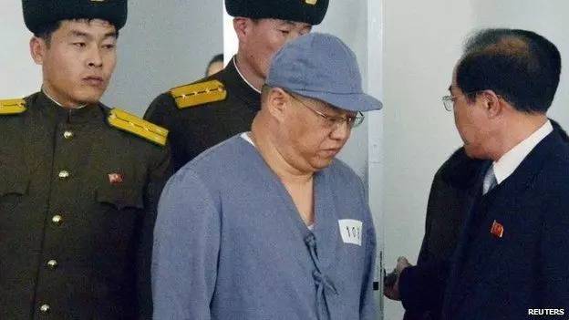 2012年11月，裴俊浩带领外国游客从朝鲜咸镜北道罗津港进入朝鲜后被扣押，2013年被判15年劳役，之后经朝美协商于2014年11月获释返美。