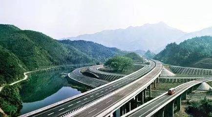 此外,客运转型升级加速推进。22个省份初步实现省域道路客运联网售票,110个城市实现一卡通互联互通。公共汽电车和轨道交通年客运量超900亿人次,定制公交、商务快巴、社区巴士等多元化公交服务便利了城乡居民出行。