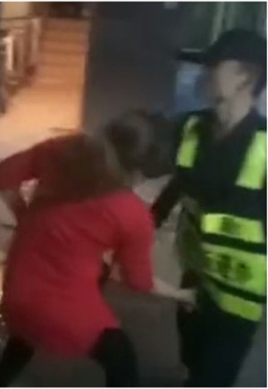 上星期，深圳一名身穿坂田街道办综合巡查制服的男子，与一个卖菠萝的女商贩发生争执，女商贩多次狠狠抓住男子下体。