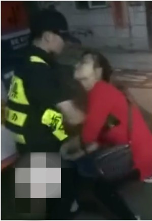 从片中可见，一名戴眼镜的女商贩与一名制服男子争夺做生意的工具，其间女子见争夺僵持，竟连番伸手抓住制服男下体，后者仍坚持不放手，双方扭作一团；争夺过程中女子不时辱骂制服男。