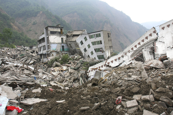 2008年5月13日,四川北川,老县城成为一片废墟 视觉中国 资料图