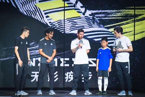 叶尔凡、瑞纳特、陈优然作为中国足球新一代创造者向梅西发问