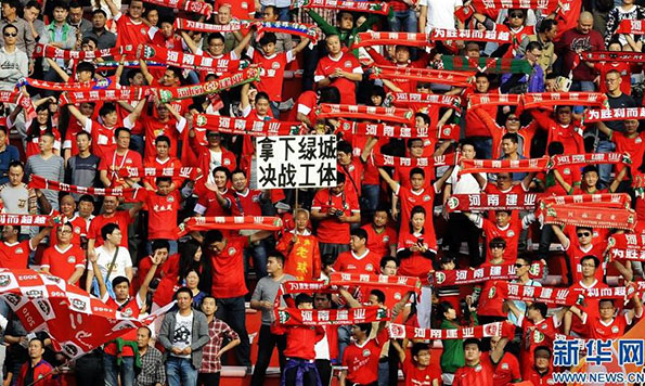 在2014赛季中超联赛第29轮比赛中，河南建业队主场以3:0战胜杭州绿城队。河南建业队球迷打出横幅支持球队。新华网 资料图