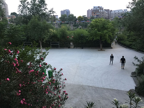 公园为广场舞队修整的新场地，比球场略小，位于几个路口交叉处。本文图片均来自 澎湃新闻记者 于亚妮 摄