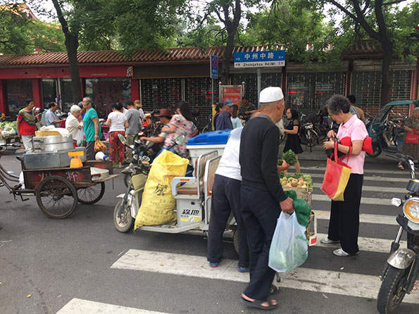 清晨6点王城公园门口，买菜的多是大爷大妈，8点钟摊铺全部收摊。
