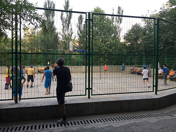 早上6点半，球场里有人打篮球和羽毛球。