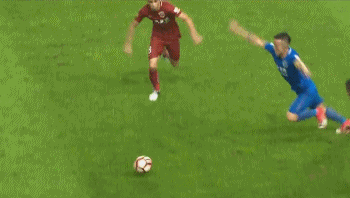 奥斯卡连续两脚将球踢到对方球员身上。