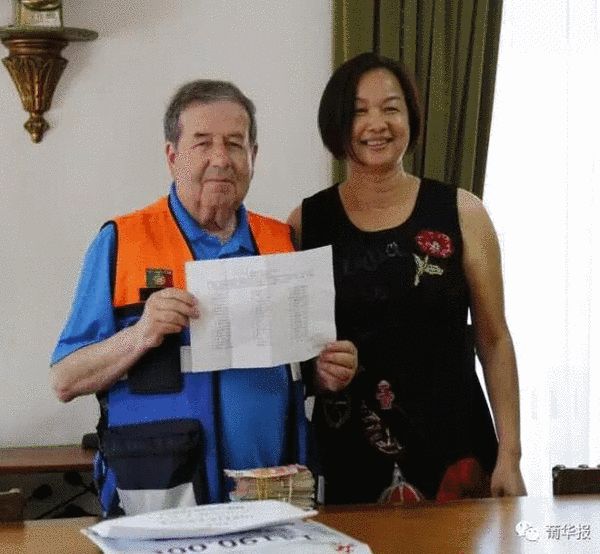 图注：徐小芬女士代表中国宋庆龄基金会星基金向大佩德罗冈市市长转交善款