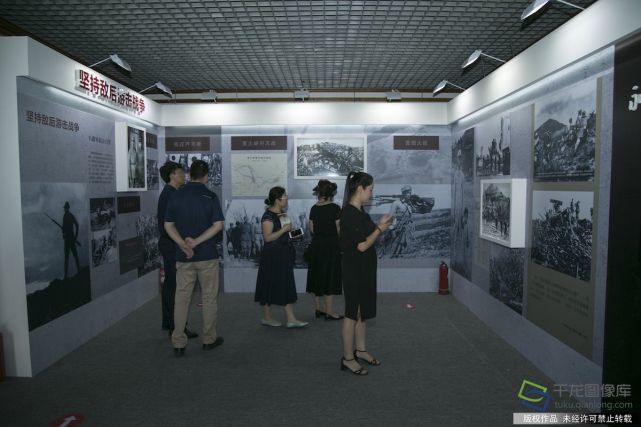 6月25日,以“铭记历史 不忘初心”为主题的纪念全民族抗战爆发80周年主题党日活动启动仪式在北京丰台区宛平城举行。图为市民参观展览。千龙网记者 张曈摄