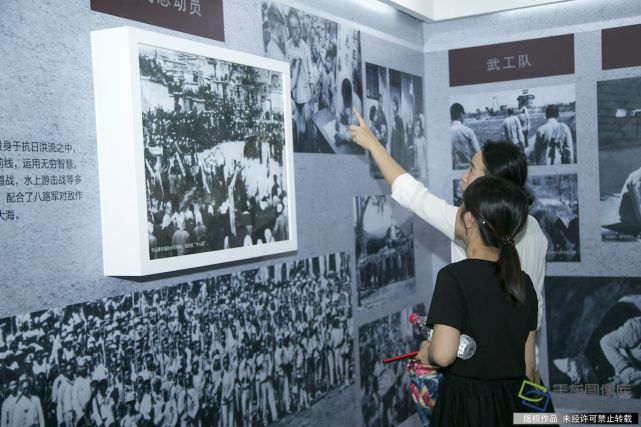 6月25日,以“铭记历史 不忘初心”为主题的纪念全民族抗战爆发80周年主题党日活动启动仪式在北京丰台区宛平城举行。图为市民参观展览。千龙网记者 张曈摄
