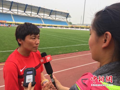 北控女足主教练赛后接受记者采访 中新网记者：王禹 摄