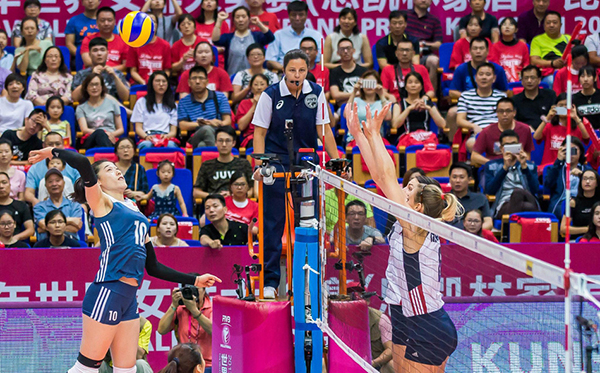 中国女排在世界女排大奖赛昆山站比赛中以0∶3输给美国队，首站比赛两胜一负，在12支参加大奖赛的球队中暂列第六。