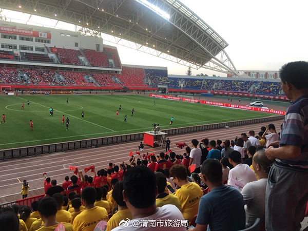 全场近1.5万名球迷的助威声虽不绝于耳，但是由于中国队攻入对方门前30米区域的机会实在太少，球迷的欢呼与掌声也是零零星星，一直显得并不兴奋。