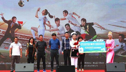 段红宇及前国脚、著名足球运动员黎兵、谢峰、曹限东向毕节市两所中学捐赠足球装备