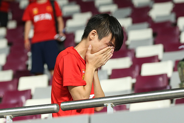 赛后中国球迷伤心掩面痛哭 视觉中国 图