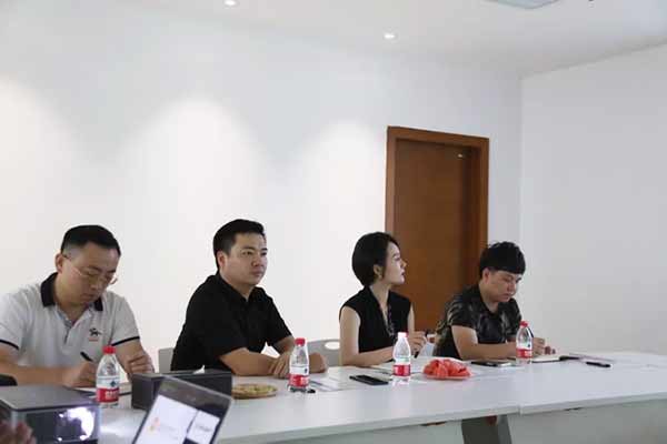 会议上,华影中心总经理郭向宇对华影中心进行了简单介绍,阐述华影